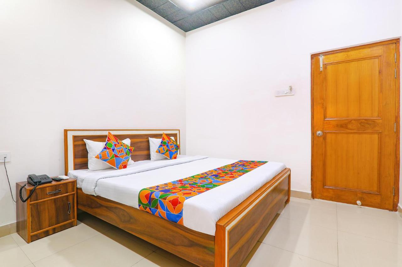 Capital O 64299 Hotel Suncity Juhi Bari Exteriör bild